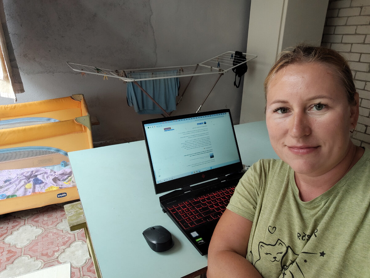 Сижу у себя во дворе и пишу для вас статьи и я абсолютно счастлива. И мне все равно, что кому-то жутко не нравится мой двор, так как он пока что совсем не зленый с закоулками