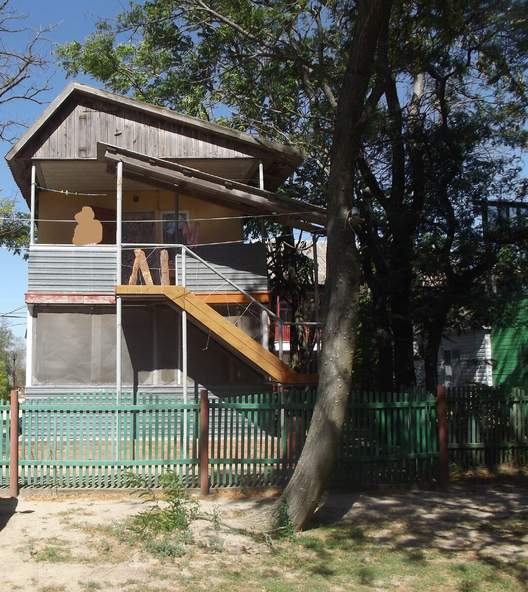 Фото автора. Сентябрь 2016 года. А есть вот такие домики)) Это один из пансионатов. Думаю, на территории бывшего садоводческого товарищества хозяин такие теремки настроил. Есть очень бюджетные номера. Вокруг все в акациях. Когда дом искали для покупки, этот теремок тоже рассматривали