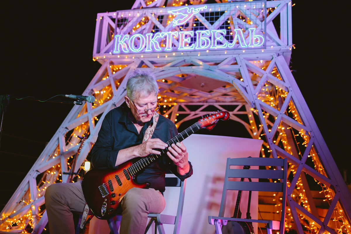 Выступление Энвера Измайлова на Массандровском пляже // Фото со страницы Массандровского пляжа в ВКонтакте 