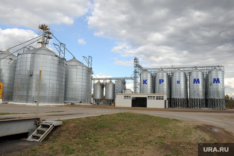    Оскорбительную надпись мужчина нанес баллончиком на здание агрофирмы в тюменском селе Упорово