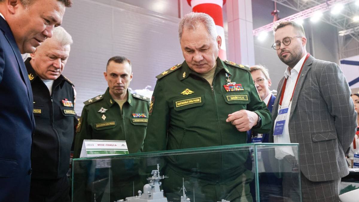   Сергей Шойгу осматривает одну из экспозиций форума «Армия-2023» в парке «Патриот» (город Кубинка) / Фото: Владимир Гердо / ТАСС