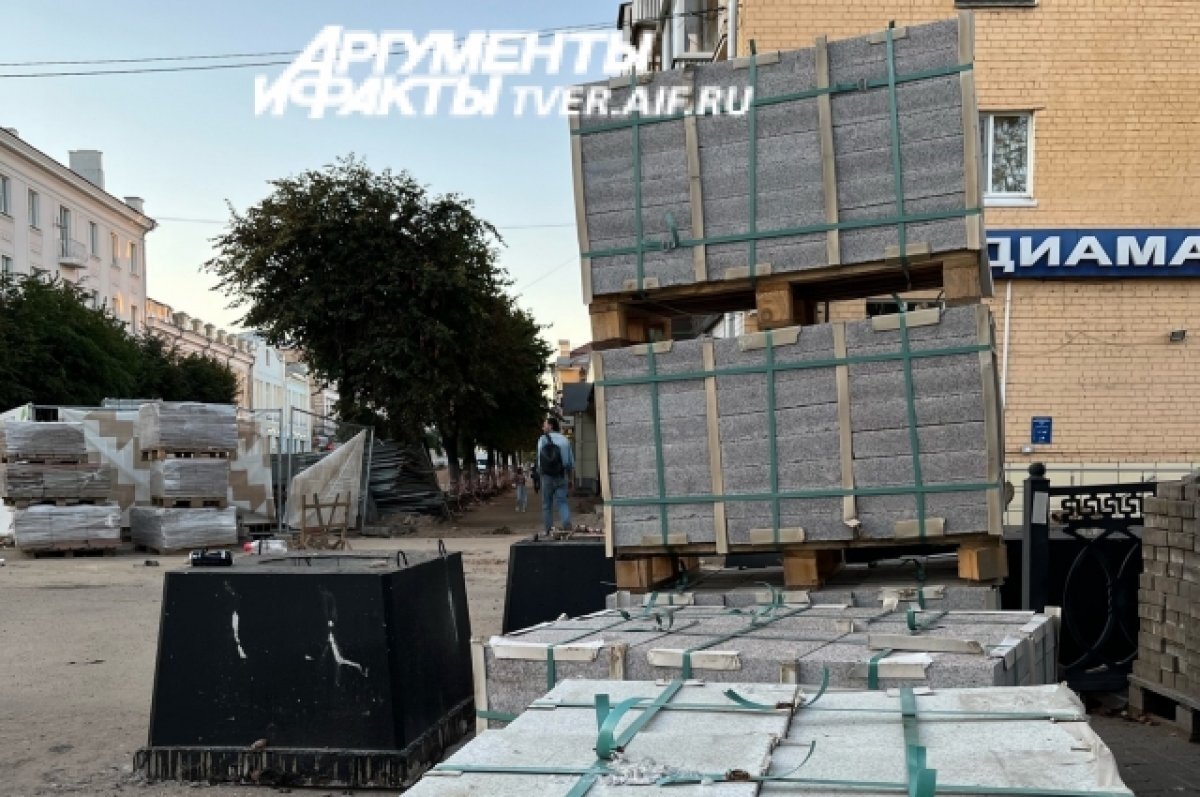    Жители Твери жалуются на стопку плитки, которая может рухнуть на прохожих