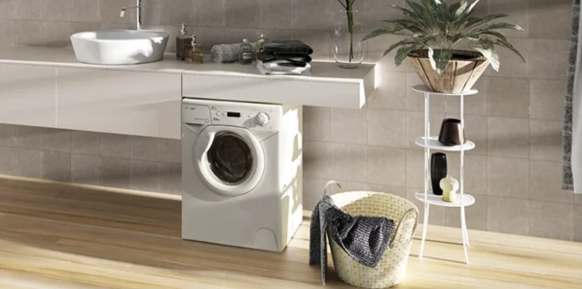 Не забудьте оставить зазор 2–3 см между машинкой и столешницей — при отжиме машинка будет вибрировать и может деформировать мебель 