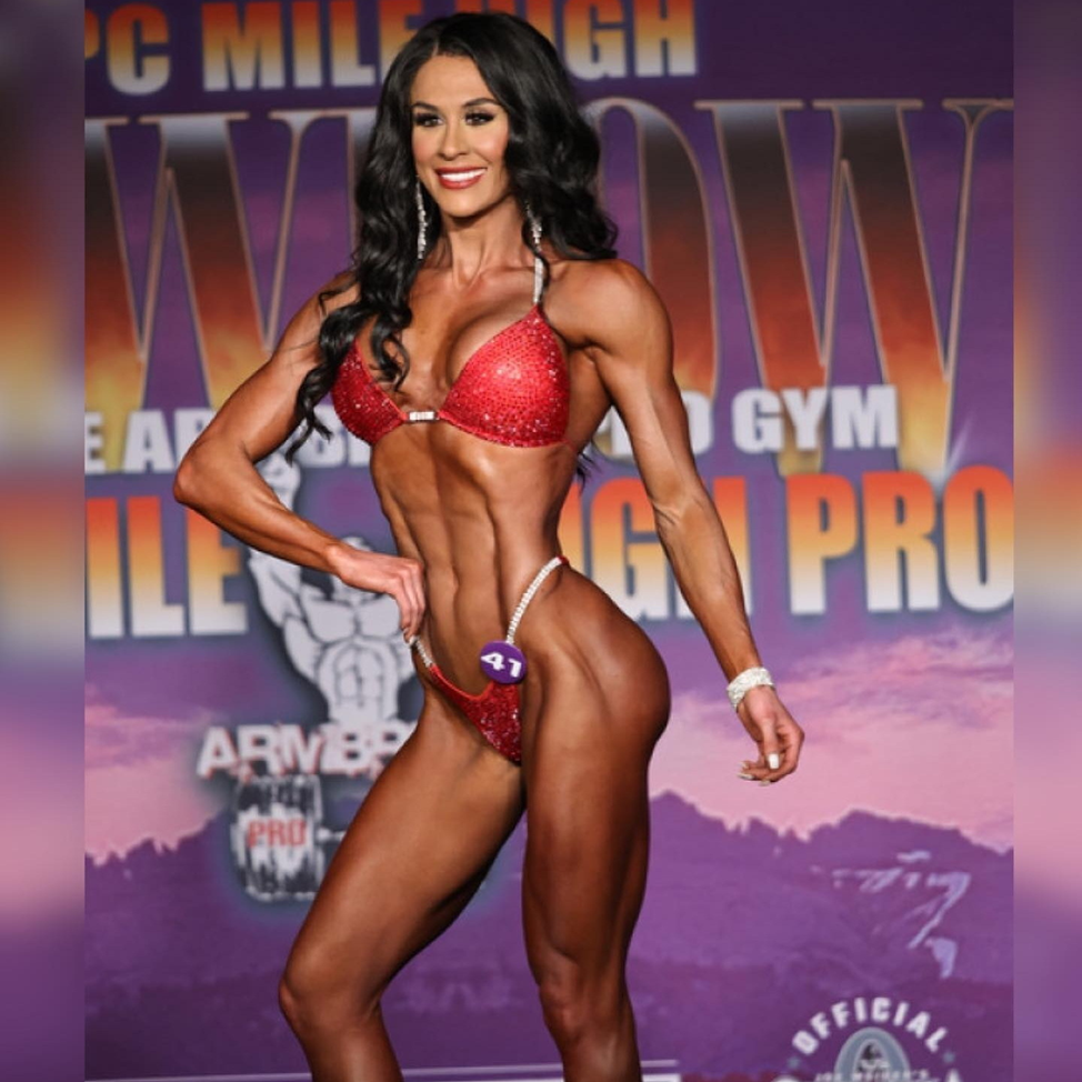 Одним из самых важных элементов является умение красиво ходить и позировать