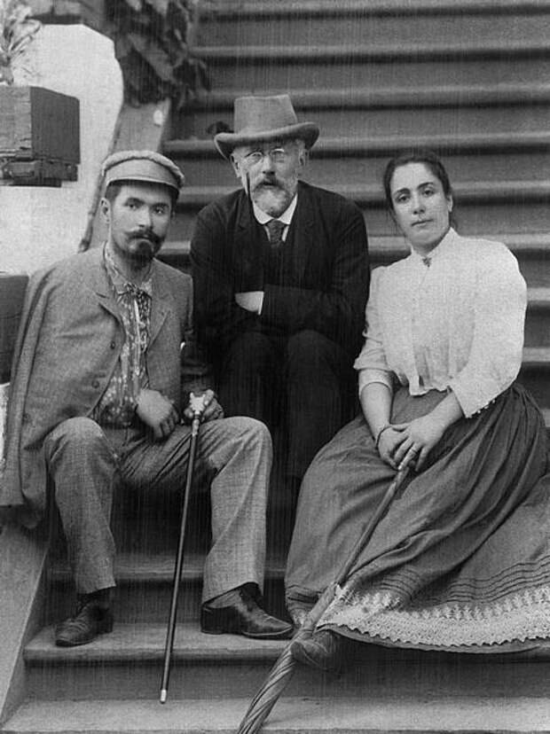 На снимке: композитор Петр Ильич Чайковский (в центре) с первыми исполнителями партий Германа и Лизы в опере «Пиковая дама» Николаем и Медеей Фигнер/Фото: ТАСС