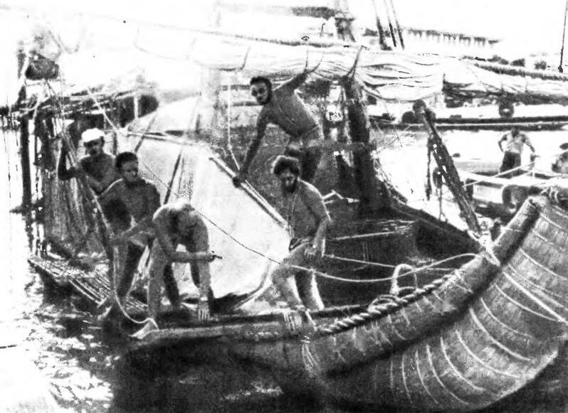 Лодка "Ра" с экипажем. Журнал "Вокруг света". Кто нашел Ю. Сенкевича - тот молодец. Изображение из открытых источников