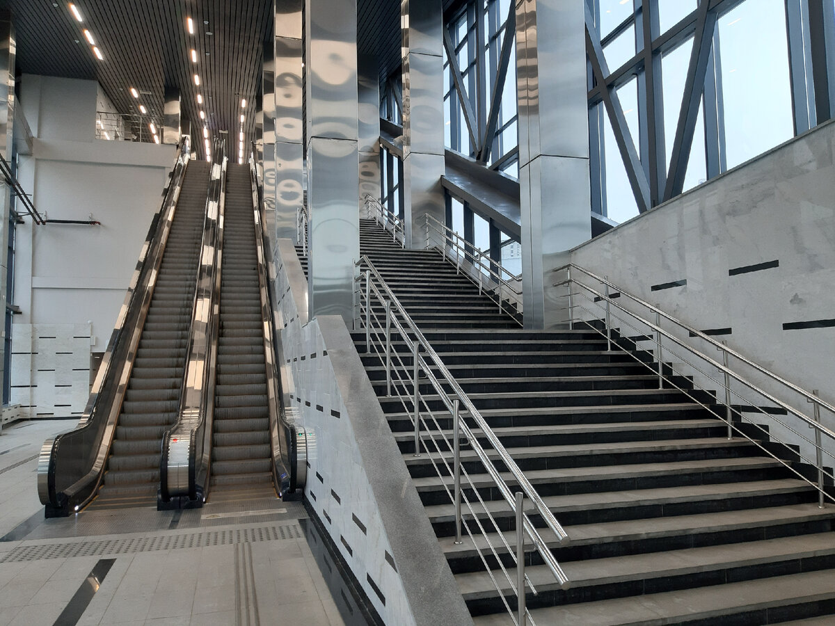 Эскалаторы и лестничные марши на вокзале Печатники