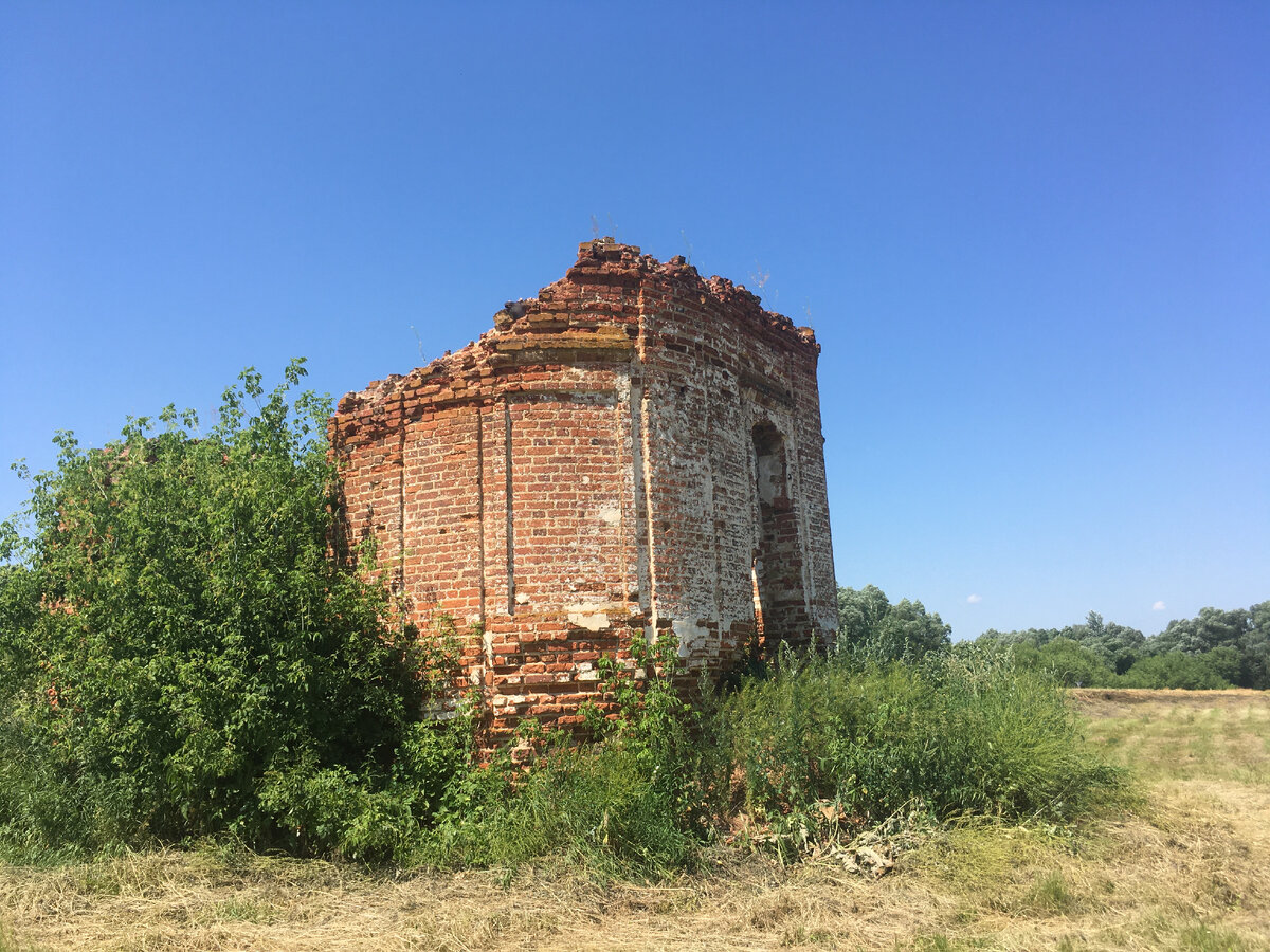 Село Вечерлей. Руины церкви Спаса Преображения. Храм был разрушен в 1950-е гг. Фото автора. 2022 год. 