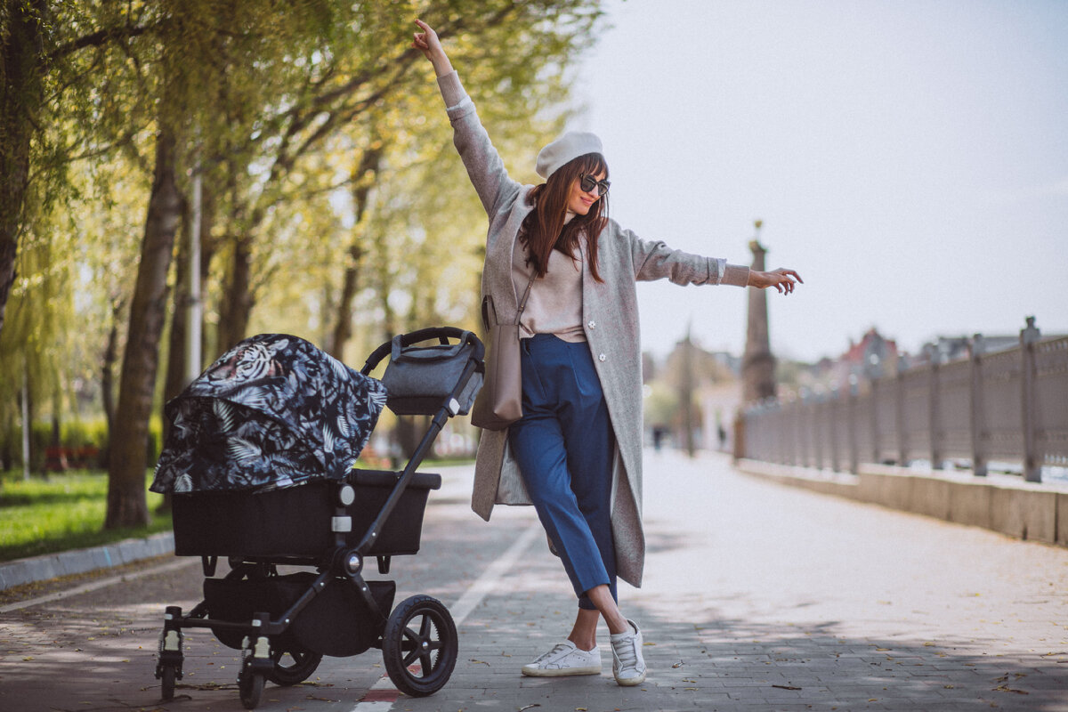 <a href="https://ru.freepik.com/free-photo/young-mother-walking-with-baby-carriage-in-park_4755307.htm#query=%D0%BF%D1%80%D0%BE%D0%B3%D1%83%D0%BB%D0%BA%D0%B0%20%D0%B2%20%D0%BF%D0%B0%D1%80%D0%BA%D0%B5%20%D1%81%20%D0%B4%D0%B5%D1%82%D1%81%D0%BA%D0%BE%D0%B9%20%D0%BA%D0%BE%D0%BB%D1%8F%D1%81%D0%BA%D0%BE%D0%B9%20%D0%BE%D1%81%D0%B5%D0%BD%D1%8C&position=1&from_view=search&track=ais">Изображение от senivpetro</a> на Freepik