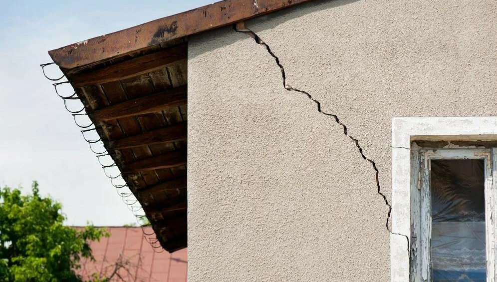 сквозная трещина в стене. трещины на фасадах зданий. трещина в здании. штукатурка. трещина на фасаде.
