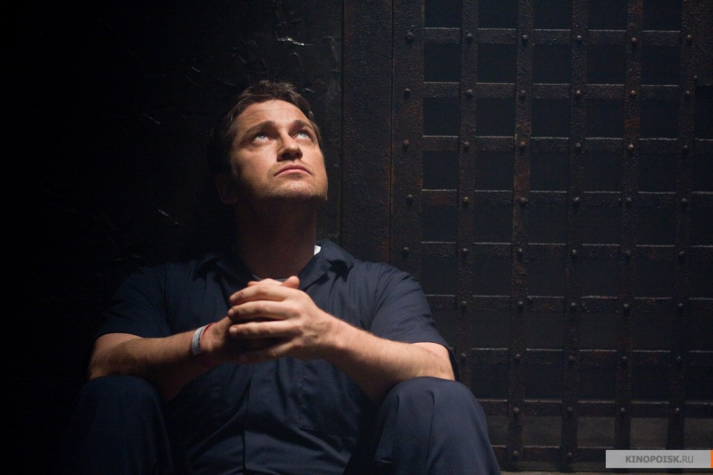 Окружной прокурор пошёл на сделку с преступниками и освободил их из тюрьмы. Тогда человек, чьи жена и ребёнок погибли от рук убийц, решает отомстить прокурору, совершив правосудие самостоятельно. Его ловят и сажают в тюрьму, но он неожиданно ставит ультиматум: он будет убивать, не выходя из-за решетки, если его требования не будут выполнены. Смешное заявление, но вскоре люди правда начинают гибнуть...