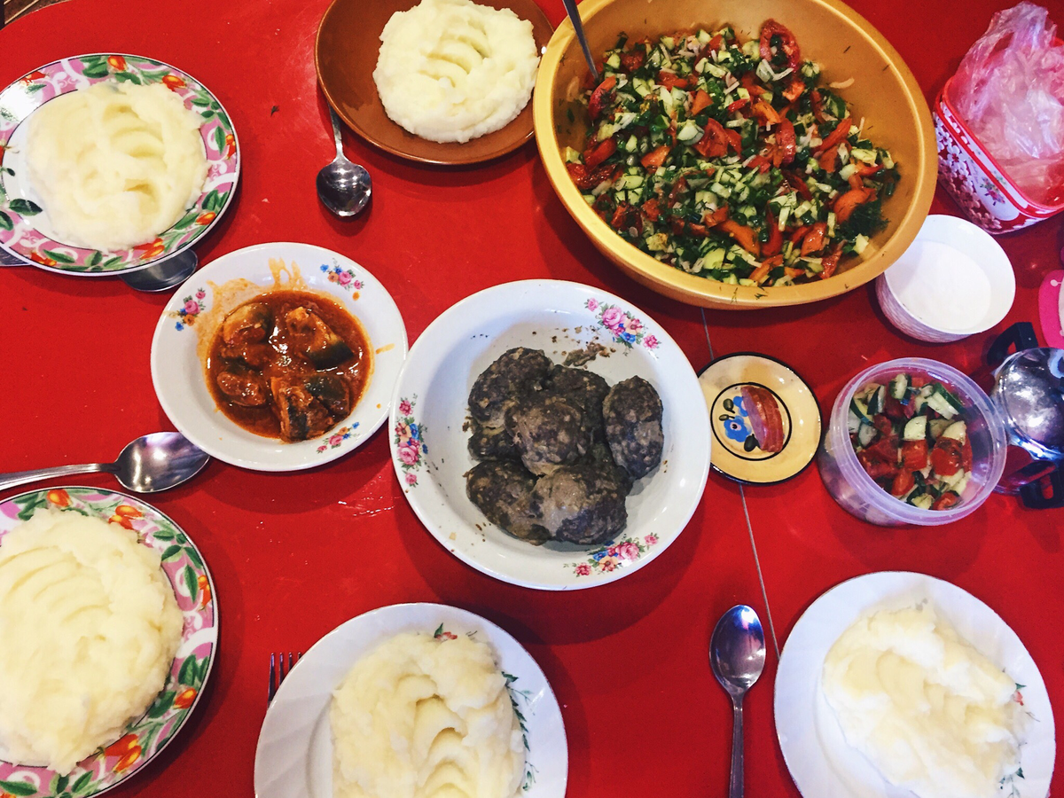 Чисто русский обед со свиными котлетами и консервами - такое истинные татары употреблять не станет