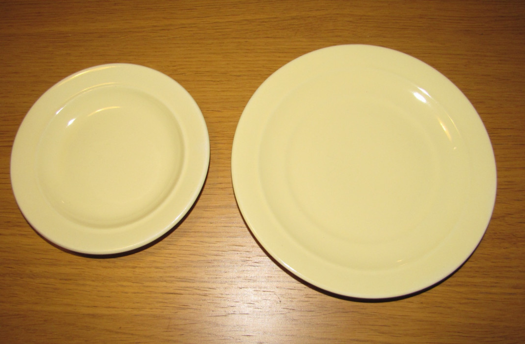 Сколько лет тарелке. Тарелки разных размеров. Тарелка большая и маленькая. Тарелка большая. Тарелка мелкая.