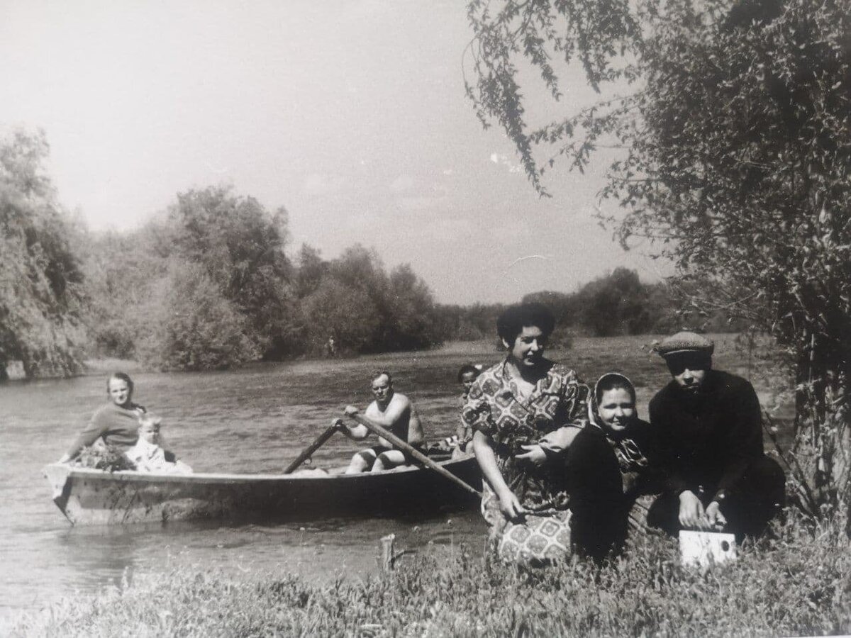 Фото из личного архива, конец 1960-х. Автор канала на лодке, рядом с мамой.)