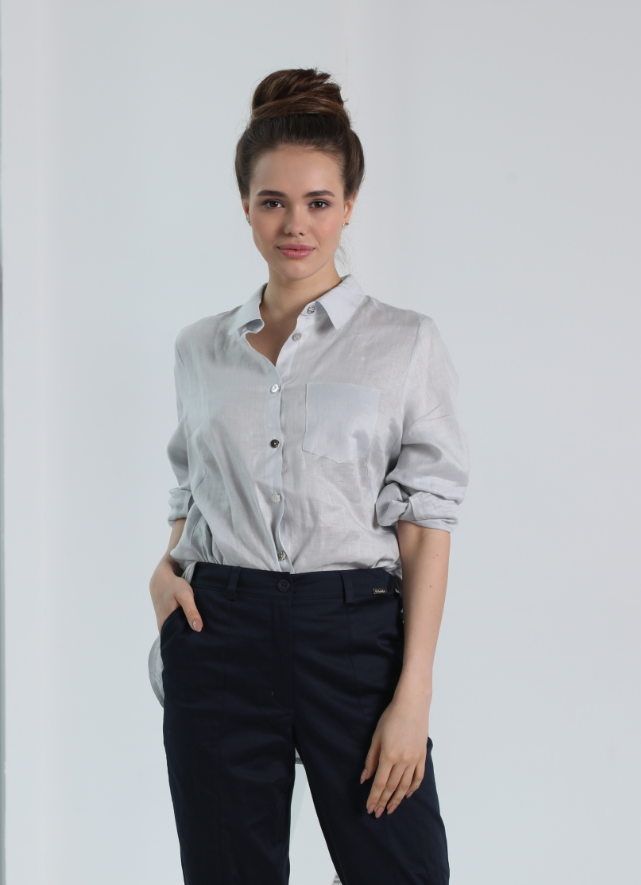 На модели: блузка (10271/светло-серый).