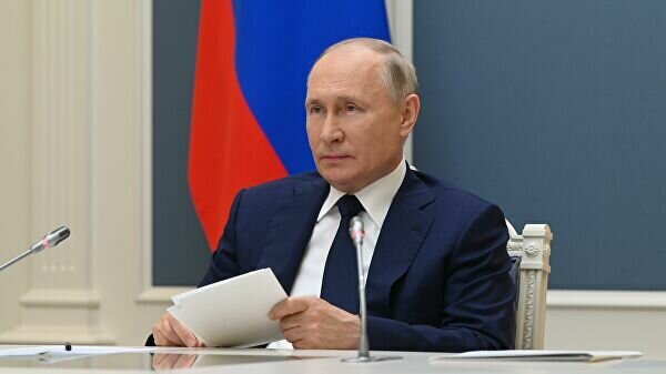 Владимир Владимирович во время обращения Президента.