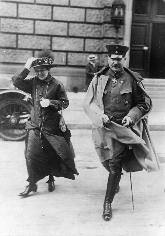 Насилие во время путча Каппа, гласит плакат: "кто пойдет дальше, будет расстрелян".