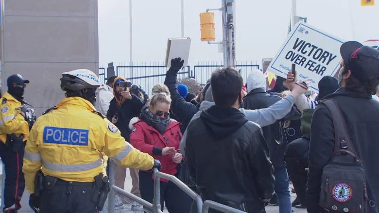 Позже полиция Торонто сообщила, что в центре было два больших собрания.