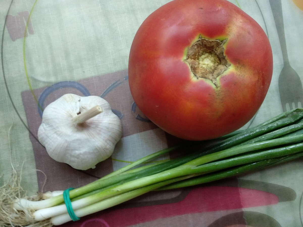 Очень люблю этот сорт летних помидоров. Сейчас мы у моря и можно наслаждаться этими овощами. Все фото выполнены автором публикации.