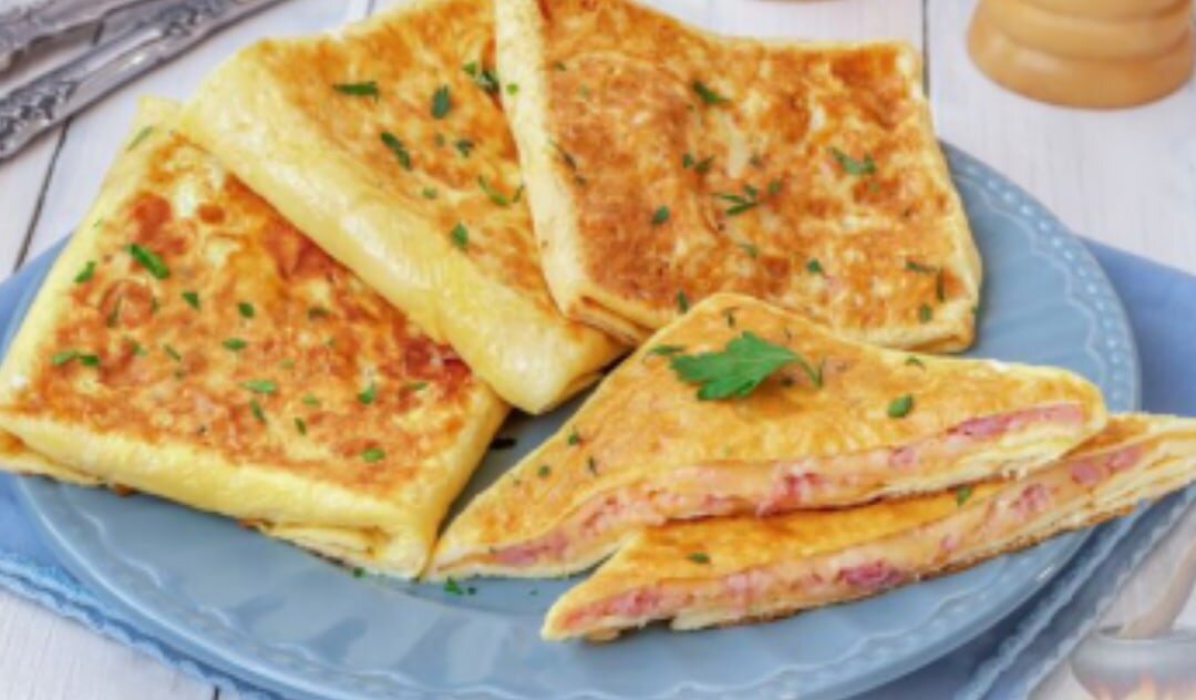 Сытное и вкусное блюдо "с изюминкой", которое можно приготовить всего из 3 ингредиентов, - аппетитные, нежные и румяные яичные конвертики с ветчиной и сыром. Отличная альтернатива привычной яичнице для завтрака или перекус на скорую руку. Попробуйте!

Продукты (на 2 порции)
Яйца - 4 шт.
Ветчина - 130 г
Сыр твёрдый - 100 г
Масло растительное (для жарки) - 1-2 ч. ложки