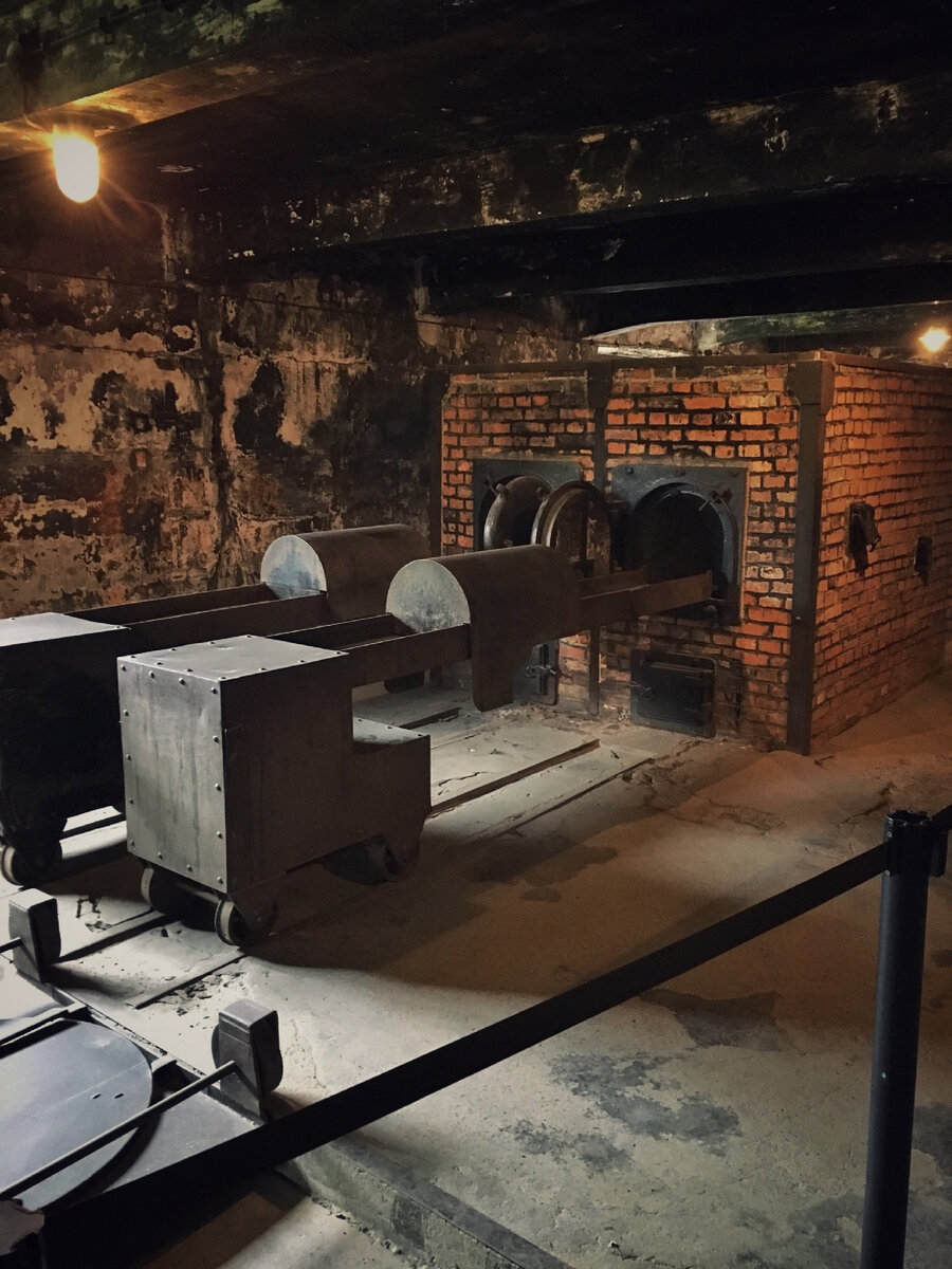 Acesta este probabil cel mai faimos lagăr al morții din Auschwitz-Birkenau, al cărui nume sună mai des ca Auschwitz - după numele original polonez al orașului în apropierea căruia se afla lagărul.-23