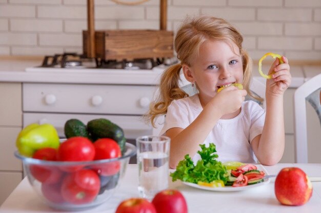 Немытые руки, овощи, фрукты, ягоды, а также сырая вода из непроверенных источников - наиболее частые источники заражения лямблиями.
