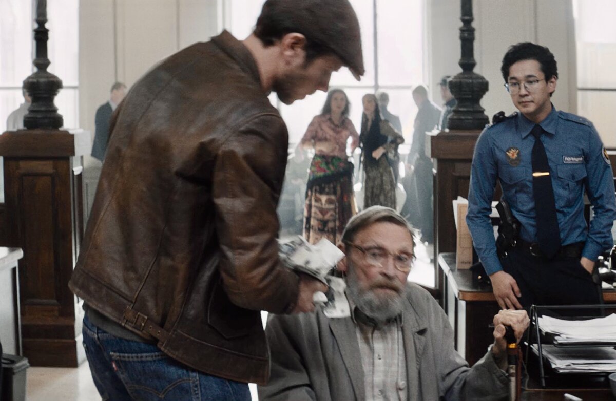 Майор отдает свой выигрыш пожилому гражданину, у которого украли кошелек. 