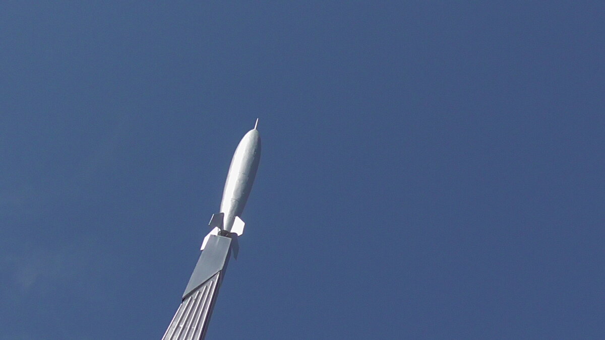 Летит,летит ракета зелёненького цвета ( тут читай серебряного) . А в ней сидит Гагарин -простой советский парень ).