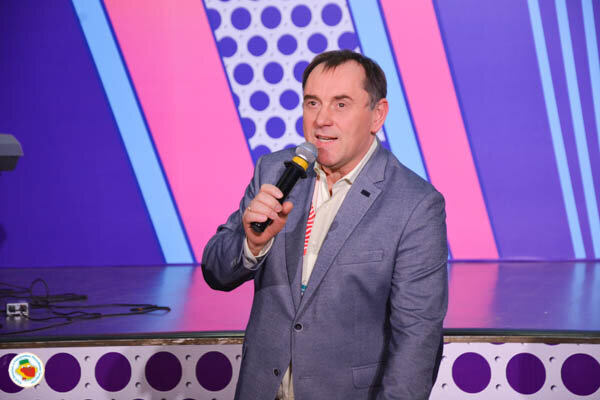 Виктор Николаевич Вдовиченко, генеральный директор ООО "КВН Продакш" и директор фестиваля КВН в Сочи выступает утром перед квнщиками в один из дней фестиваля