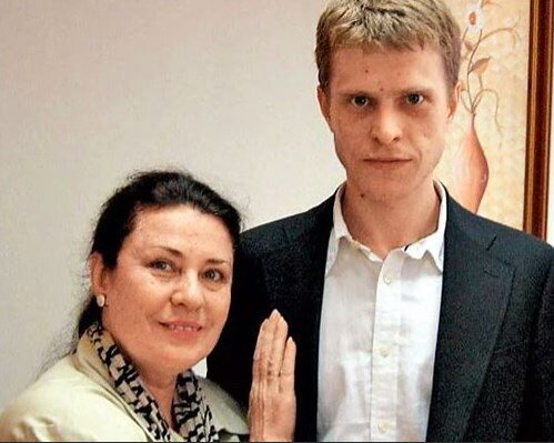 Фото: mir-znamenitostej.ru исполнительница Валентина Васильевна Толкунова и её единственный сын - Николай Папоров