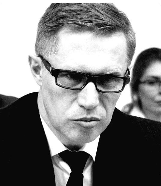 Министр здравоохранения Михаил Альбертович Мурашко. Приступил к работе в январе 2020. Вопрос: а что было не так с прежним министром? Почему понадобились новые лица? Да еще и такие, глядя на которые начинаешь верить в биороботов.