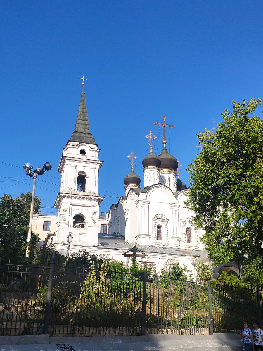 Старинный храм в центре Москвы, с территории которого открывается красивый  вид | Маленькие путешествия | Дзен