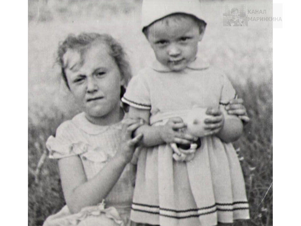 Я и моя сестра Рита на лужайке перед нашим домом. Примерно 1966 год, лето. Из семейного архива 