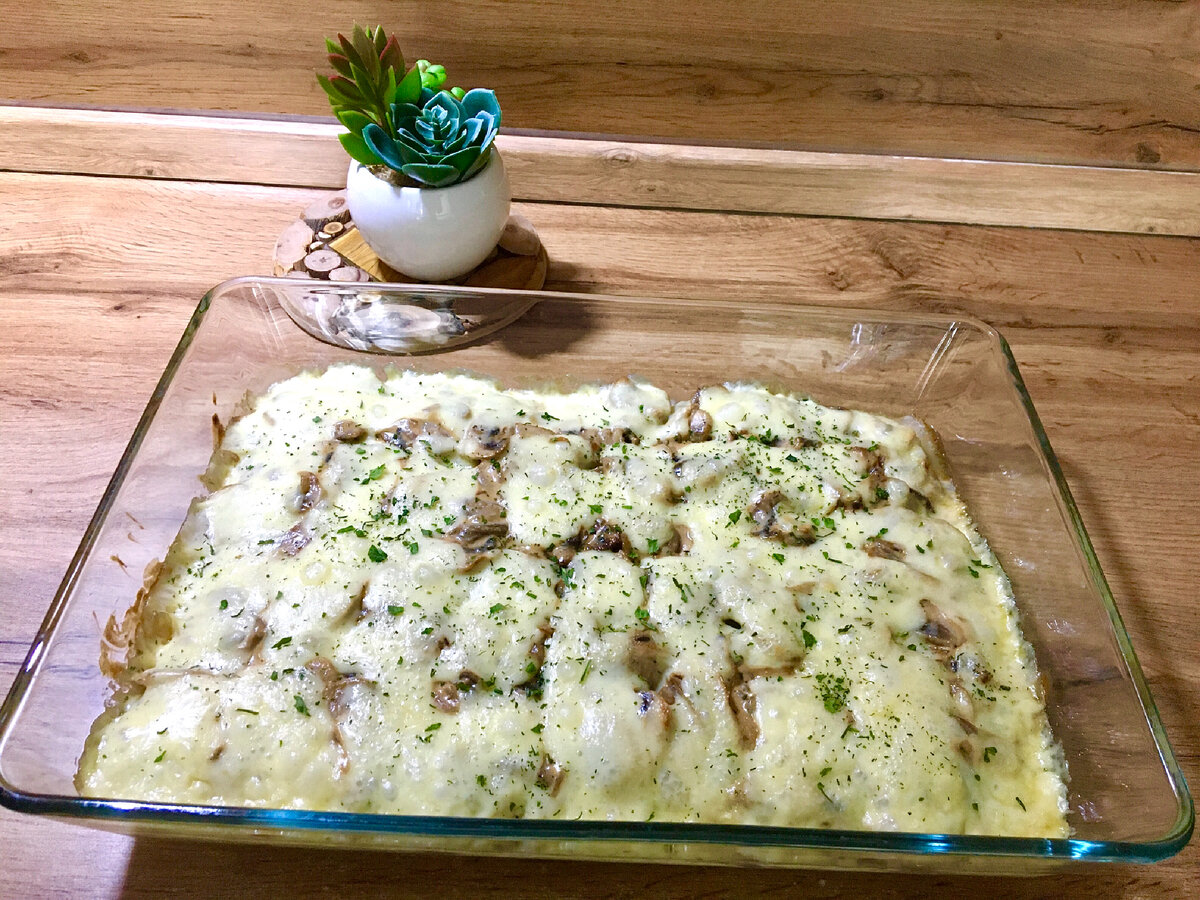 Нежный вкус картошки, сочные грибы, аромат запеченного лука — такое блюдо способно удивить даже искушенных гурманов. Готовится оно просто и быстро. 