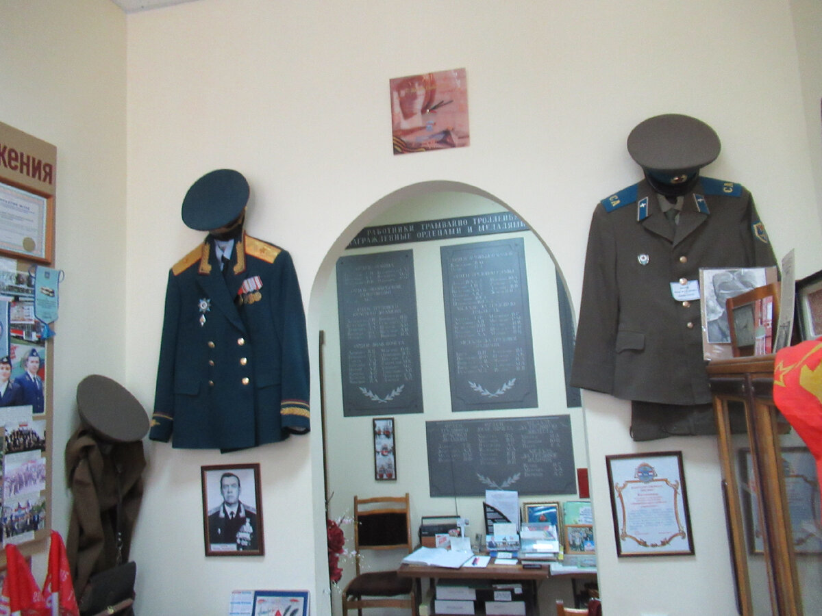 Небольшой зал и форма советского образца