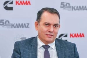 6 сентября завод КамАЗ представил прототип автобуса, который работает на водородных топливных элементах. Главное преимущество такого транспорта— увеличенный по сравнению с электробусами пробег: вместо 70 км водоробус на одной заправке может пройти 250 км, поэтому его можно использовать не только для внутригородского, но и для междугородного сообщения. Заместитель гендиректора ПАО «КАМАЗ» Ирек Гумеров рассказал, что у завода «системный взгляд» на развитие: планируется создать целую линейку транспортных средств на водороде. При этом в компании признают, что массовый выпуск водородного транспорта начнется не так скоро, как хотелось бы: эксплуатация дорогая, а заправочной инфраструктуры нет. Руководство завода надеется на то, что к 2025 году стоимость водородного топлива серьезно снизится.