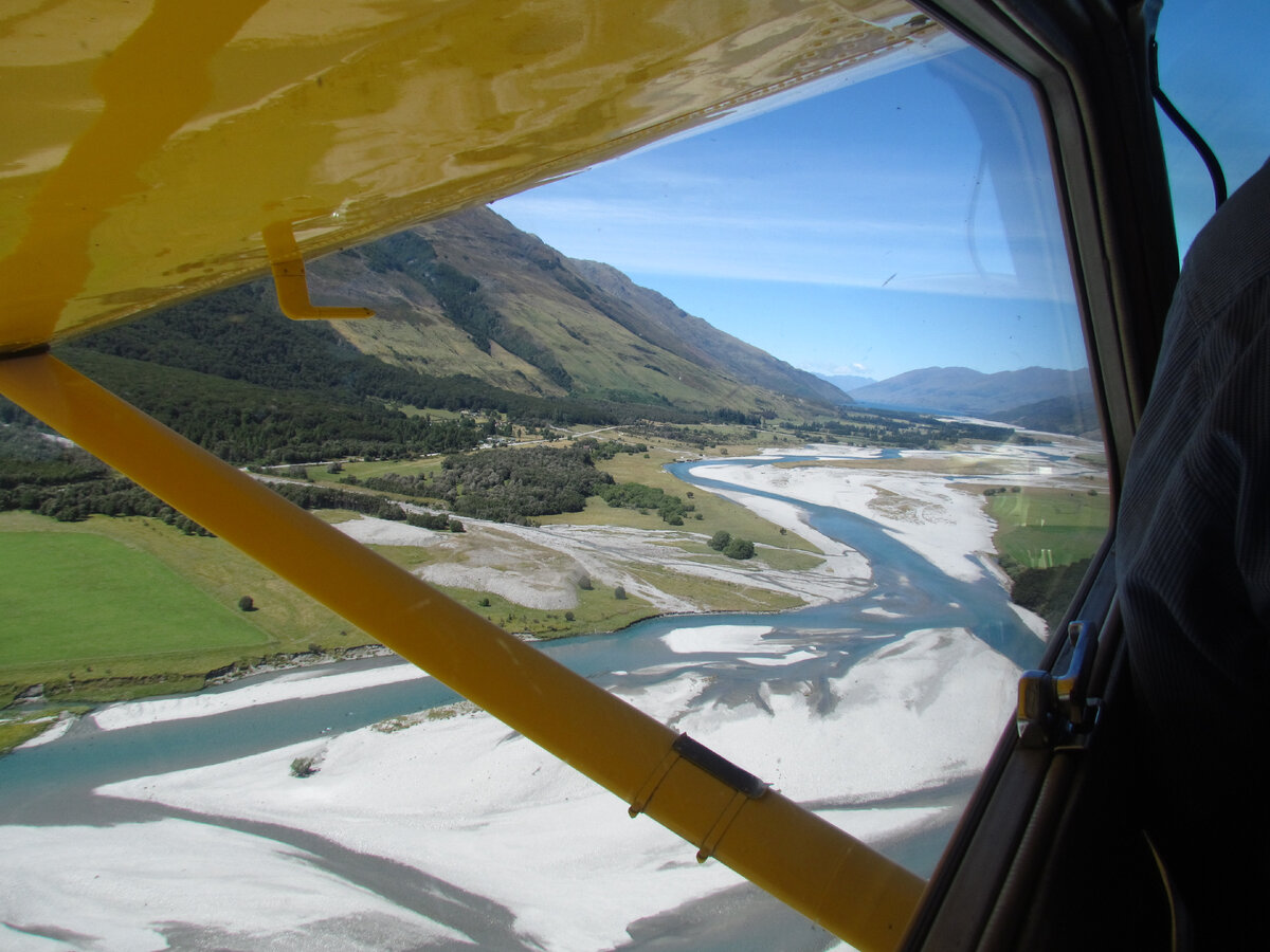 Полет на самолете над рекой Вилкис 
