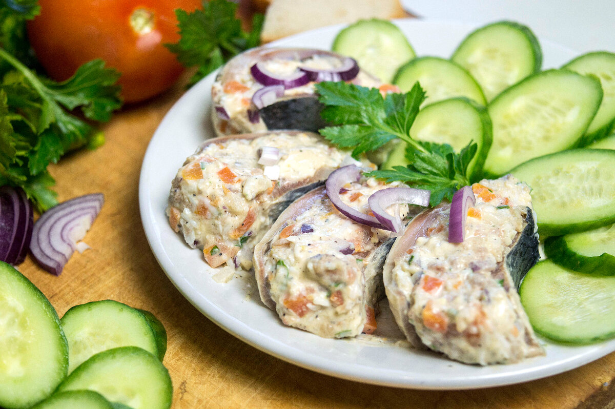 Рулет из селедки – это блюдо, которое красиво выглядит на праздничном столе и приятно удивляет гостей. Ведь, рыбные рулеты, это всегда вкусное, необычно и нарядно.