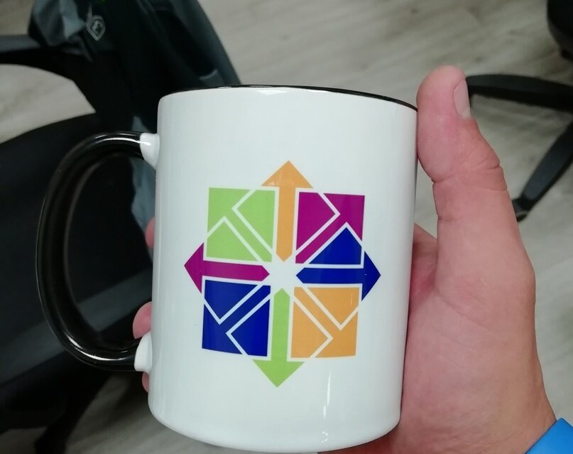 Да, это та самая, моя любимая кружка, подарок от друзей. Те кто знает что такое CentOS уже видят баг, а остальные, впрочем ладно...