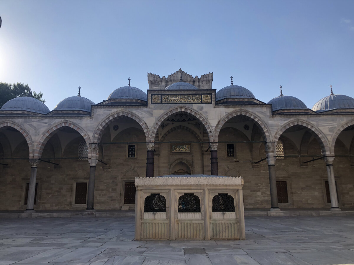 Внутренний двор мечети Сулеймание.