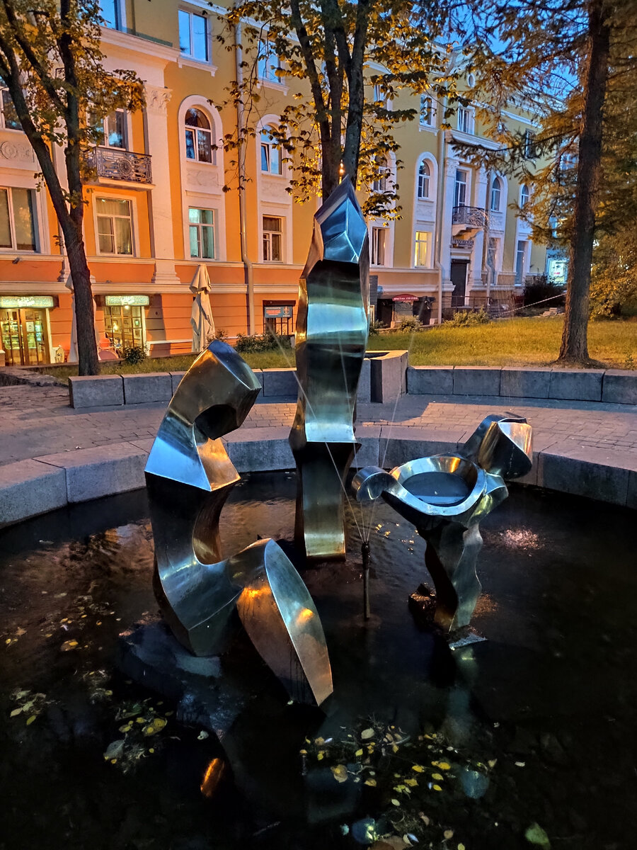 Фонтан "Солдат, Женщина и рёбенок" на проспекте Ленина 