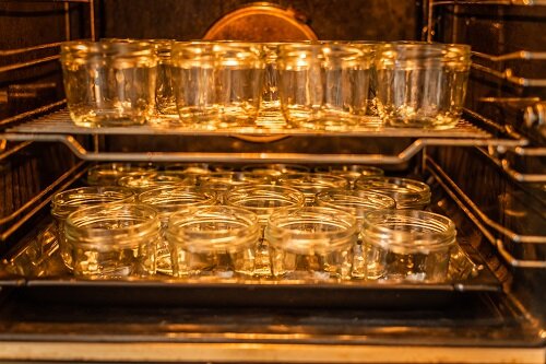 Автоклавирование – стерилизация под воздействием высокого давления. Эффективность такого способа обеспечивается комплексным действием высокой температуры и давления.