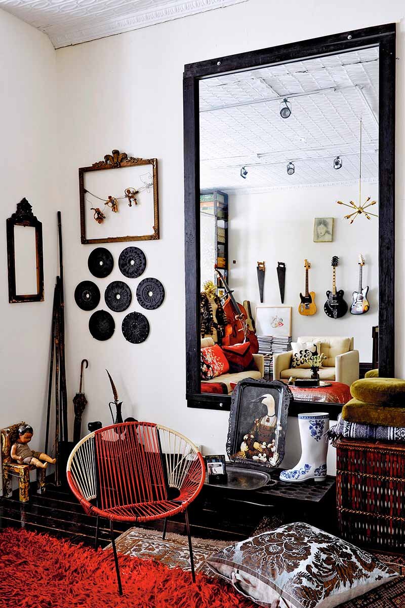 Интерьер в стиле «бохо» всегда должен нести отпечаток характера и увлечений хозяев. Нью-йоркский лофт дизайнера Мишель Вариан и музыканта Брэда Робертса.