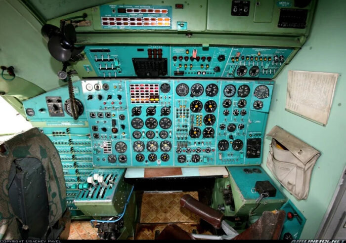 Место борт-инженера в кабине Ту-154.