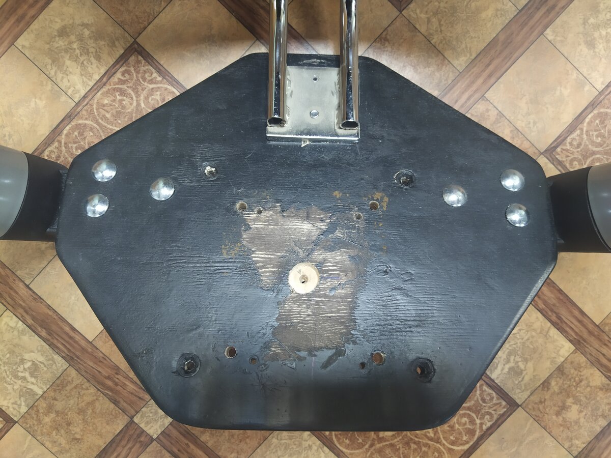 Сделал усиленную платформу, склеив два листа фанеры, получилось 20 мм. толщиной. Размеры могут зависеть от вашей комплекции, от формы подлокотников и спинки. В моем случае ширина - 400 мм, длина - 320 мм.