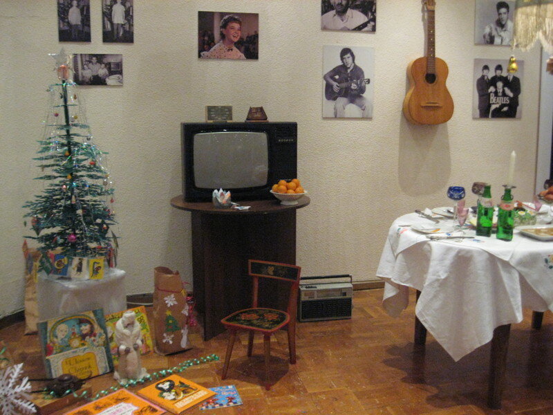 Искусственная елочка, застолье, гитара. Что еще нужно?