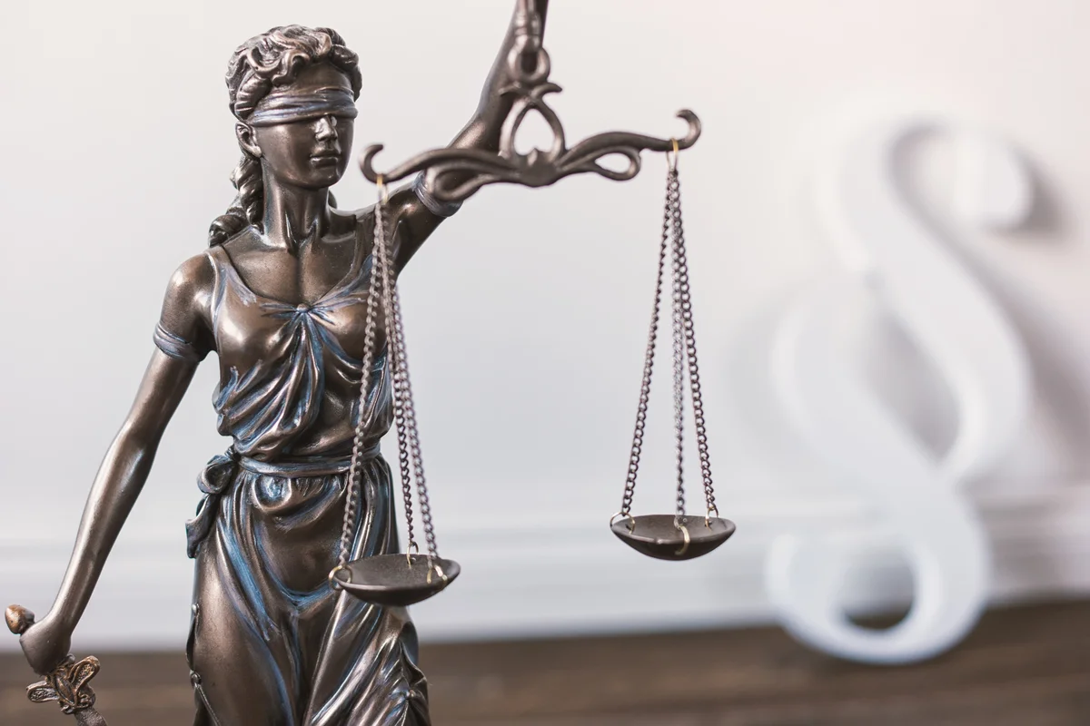В Челябинске на здании Областного суда Фемида без повязки на глазах, это для того, чтобы лучше рассмотреть, что кладут на весы оппоненты. Ну и наказать того, кто положит меньше.)))
