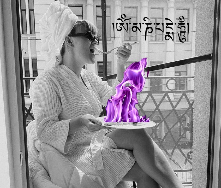 На стекле написана буддистская мантра "Ом Мани Падме Хум"