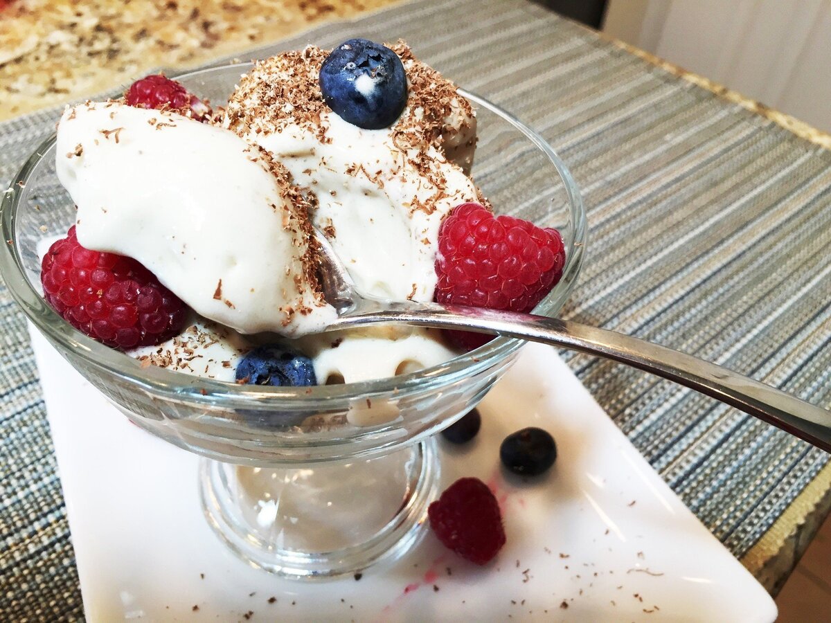 Шоколадное мороженое с богатым ароматом, шелковистой текстурой и гладким шоколадом. Освежающее, прохладное, нежное и такое вкусное… Лучшее летнее лакомство на все времена. В данном обзоре разбиремся, как его приготовить дома и порадовать семью любимым холодным десертом.