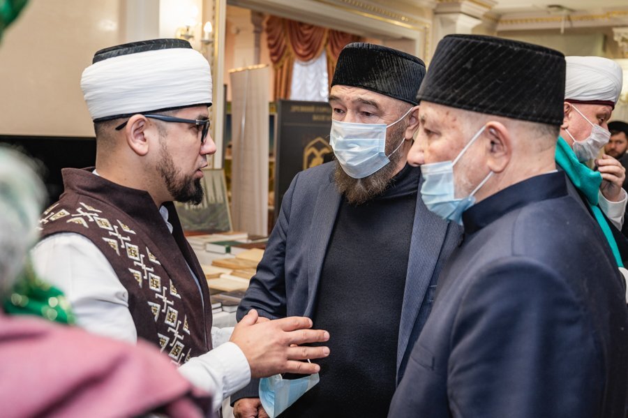 Заседание оргкомитета по подготовке и проведению 1100-летия принятия ислама народами России. Муфтий Башкортостана Айнур Биргалин, муфтий Сибири Нафигулла Аширов.